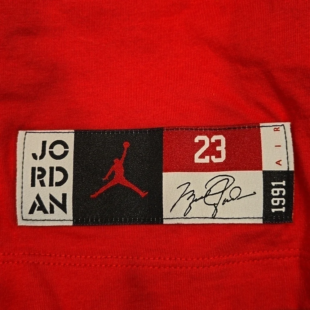 JORDAN NIKE AIR DNA HBR LONG SLEEVE T- SHIRT. SIZE SMALL. RED.
